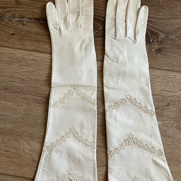 Vintage Leather Gloves with Embroidery - Picture 3 of 7